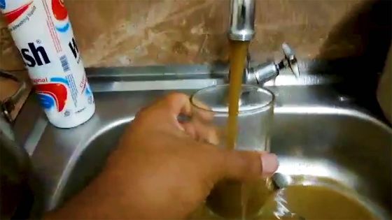 Résidence Atlee, Forest-Side : une eau boueuse coule du robinet 