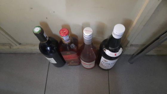 Goodlands : arrêté, un homme remet à la police des bouteilles de whisky et de vin qu’il avait volées 