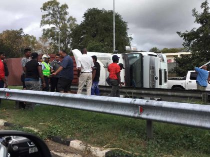 Rond-point de Jin Fei : un poids lourd se renverse 