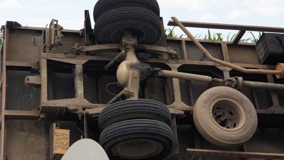 Camp-de-Masque : un camion transportant du ciment se renverse