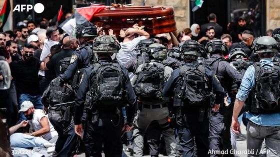 La journaliste Shireen Abu Akleh enterrée à Jérusalem, un incident suscite un tollé