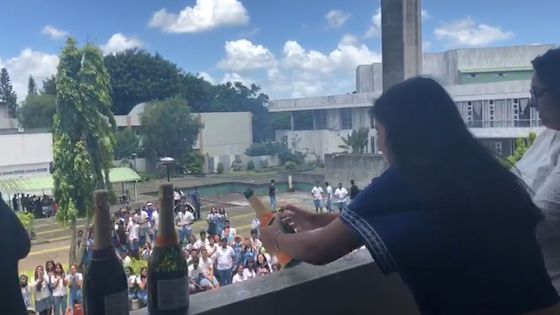 Au collège MGI, on fait couler le champagne