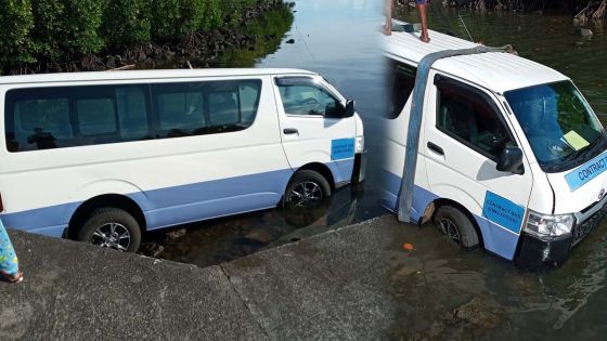 Poste-de-Flacq : le chauffeur d'un «contract van» pris d'un malaise, son véhicule se retrouve dans l’eau 