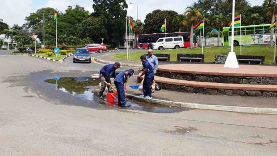 [Insolite] : Des «cleaners» assèchent une flaque d'eau devant l'entrée de l'auditorium Octave-Wiehe