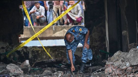 Crash d'un avion militaire au Bangladesh: 31 morts, le deuil et les questions
