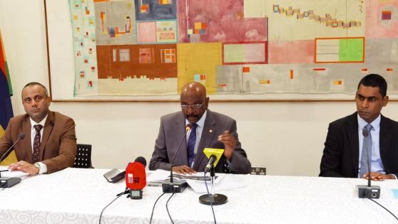 Joe Lesjongard, Avinash Teeluck et Bobby Hurreeram face à la presse