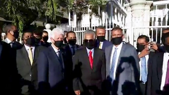 L'Opposition en conférence de presse dans la rue durant le discours de Collendavelloo