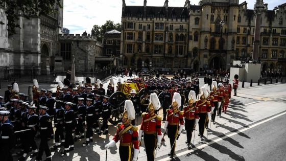  Adieux à la reine Elizabeth II : «Nounn met enn fler pou lil Moris», confie une Mauricienne à Londres