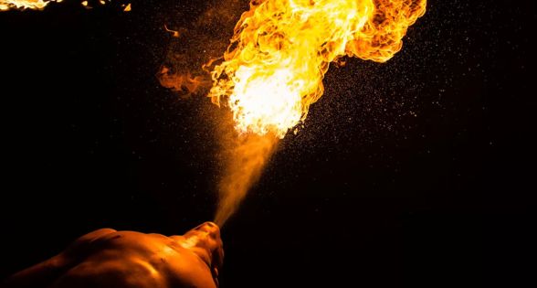 Dans un hôtel de l'Est : un cracheur de feu grièvement brûlé au visage en plein spectacle