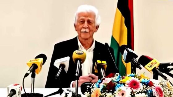 Paul Bérenger face à la presse ce samedi 