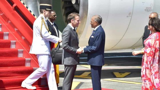 [En images] Visite du président Macron : retour sur la cérémonie protocolaire à l’aéroport SSRN, à Plaisance