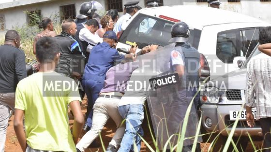 «Largue li ar nou pou 5 minutes», lance une foule hostile lors de la reconstitution des faits du meurtre du petit Ritesh