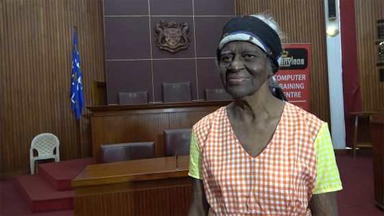 Une habitante de Rivière-des-Anguilles apprend l'informatique du haut de ses 82 ans