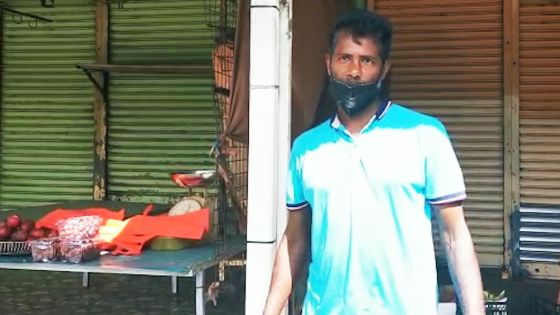 Deoraj, un marchand, déplore que le prix de la pomme d’amour ait grimpé jusqu’à Rs 90 la livre