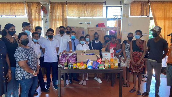 Solidarité : le collège Bhujoharry vient en aide à un élève sinistré 