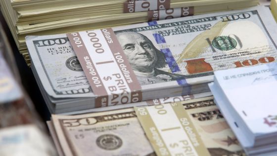 Importations pour la fin d’année : la forte demande de devises étrangères engendre une pénurie sur le marché des changes