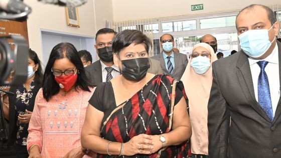 [Vidéo] Classes en présentiel : la ministre Dookun-Luchoomun au collège Sir Abdool Raman Osman 