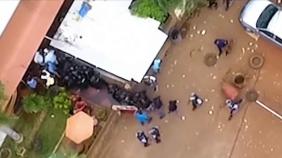 Opérations policières périlleuses : un combat à mains nues