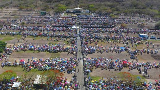 Images de drone : le cardinal Piat rassemble 25 000 personnes à Port-Louis 