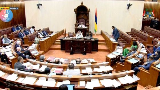 Échange entre Adrien Duval et la Speaker : tensions à l’Assemblée nationale 