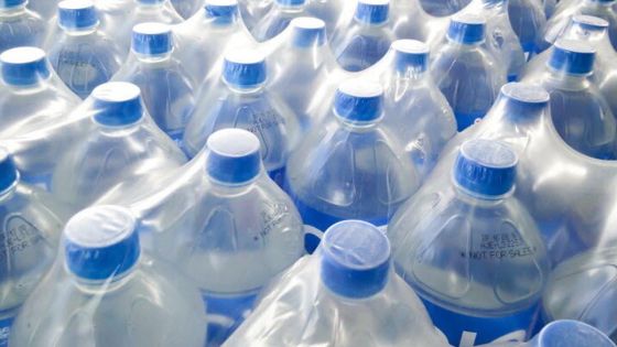 En cette période de sécheresse : certaines familles achètent jusqu’à 10 à 12 packs d’eau embouteillée