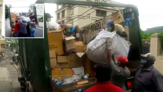 Les éboueurs à pied d’œuvre à Port-Louis