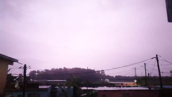 Alerte météo : un impressionnant éclair zèbre le ciel à Plaine-Magnien !