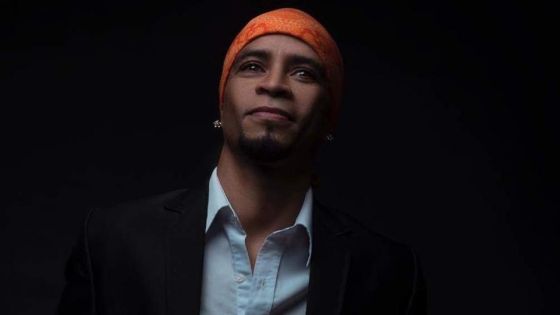 Le chanteur El Passii : son bandana ne fait pas l'unanimité