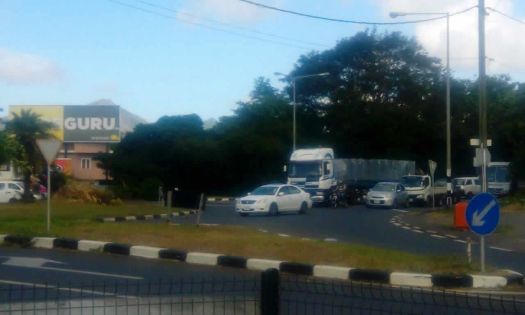 Riche-Terre : des boîtes de conserve provoquent un embouteillage monstre