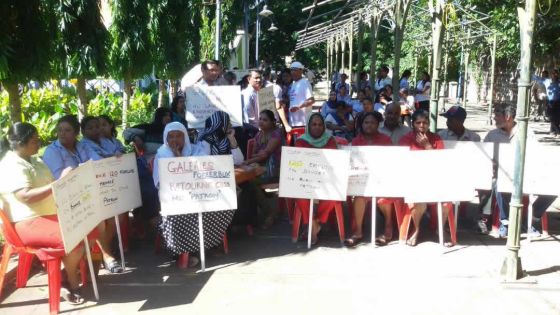 Grève de la faim : les employés des Galeries Fokeerbux apportent leur soutien à leur patron