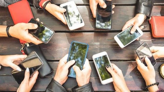 Santé numérique - moins d’écrans, plus de vie : le pari des vacances scolaires déconnectées 