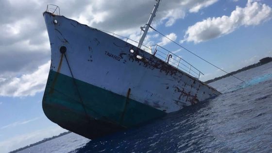 Trou-aux-Biches : une épave attire des curieux ; des pêcheurs parlent de présence de fioul