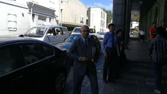 Etienne Sinatambou: «Mo pa au kouran ena enn video»