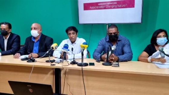 Conférence de presse du «regroupement des partis extra-parlementaires»