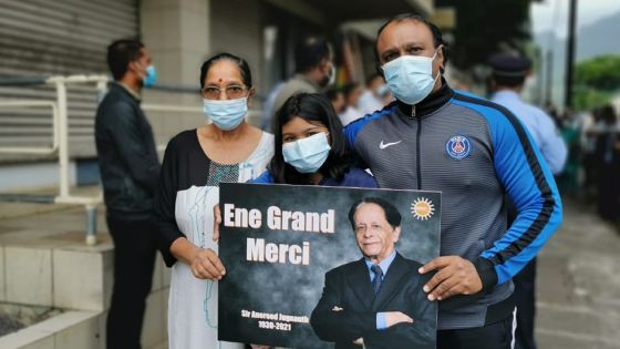 Devant le Sun Trust : « Un grand merci à SAJ pour ce qu’il a fait pour les générations à venir », dit la famille Soophul