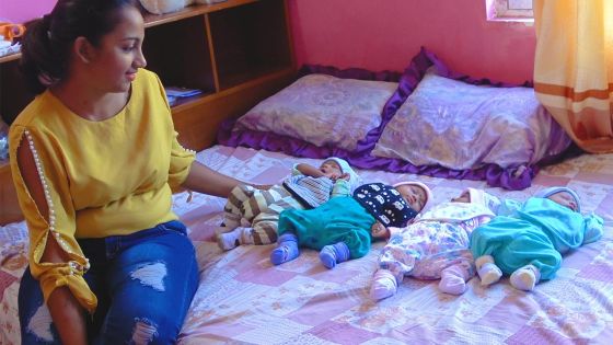 Devina : sa première fête des mères avec ses quadruplés