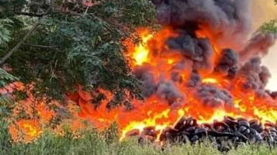 [En images] Des vieux pneus prennent feu et provoquent un impressionnant nuage de fumée