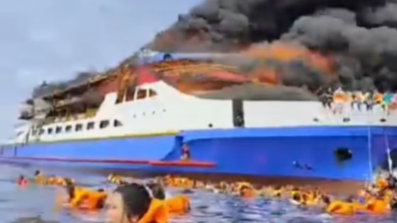 Indonésie : un ferry en feu, des passagers sautent à la mer pour survivre