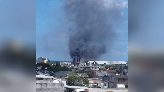 Les Salines : des pneus prennent feu et provoquent une épaisse fumée noire