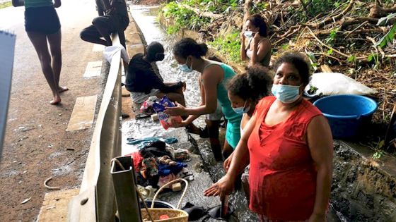 Aperçue à Anse-Jonchée : Fia se transforme en lavandière … d’un jour 