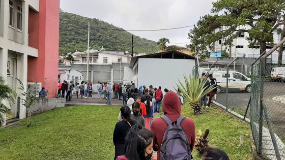 Longue file d’attente au Covid-19 Testing Centre de l’hôpital Victoria