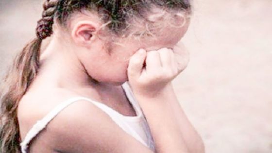 Fillette de 4 ans victime d’attouchements : les limites de la protection des mineurs en situation vulnérable