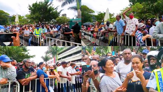 Un homme dans la foule rassemblée non loin de la New Court House : «Nou pas oule la loi de la jungle !»