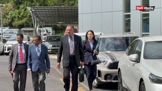 [En images] Affaire Reward Money : arrivée de l’ex-CP Anil Kumar Dip à la FCC