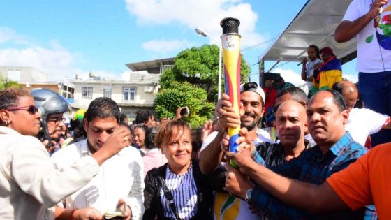 [En images] JIOI 2019 : le relais de la flamme se poursuit dans la liesse avant de rejoindre Côte-d'Or