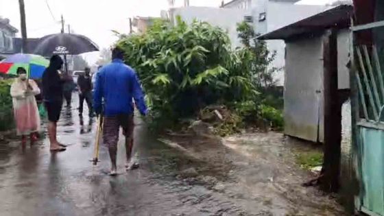 Avis de fortes pluies : montée des eaux à Camp Bombaye, Forest-Side, des habitants à pied d’œuvre pour évacuer l’eau