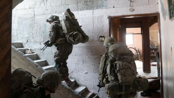 Israël fouille le principal hôpital de Gaza, les communications hors service