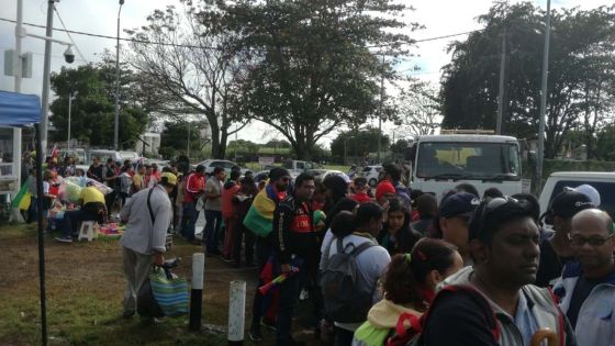 JIOI : Finale Maurice/Réunion : impressionnante file d’attente des spectateurs devant le stade Auguste Vollaire