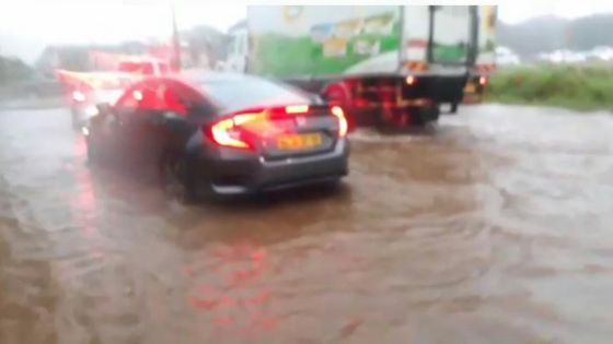 [Live] Le rond-point de Nouvelle-France est une nouvelle fois envahi par les eaux ce mercredi matin 