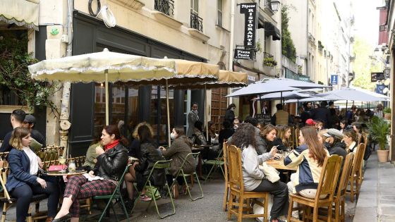 Covid: restaurants et cafés rouvrent leurs salles en France et Belgique, touristes américains en vue